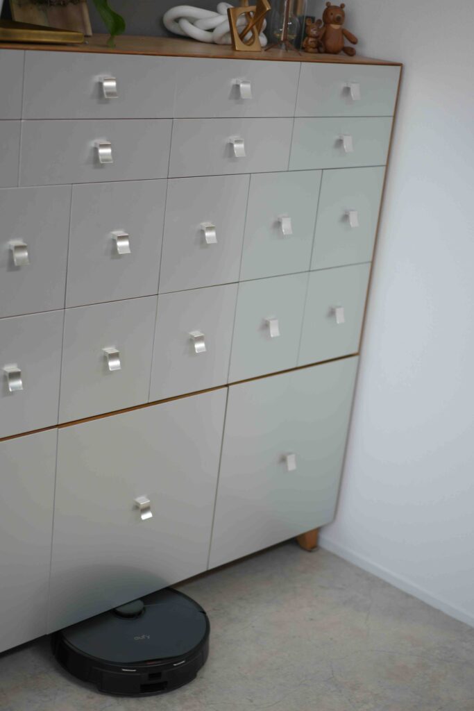 狭小住宅のシェルフ下を掃除するロボット掃除機